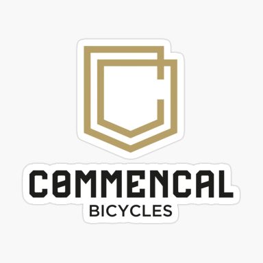 Logo de Commencal Bicycles avec un design géométrique en or et noir.